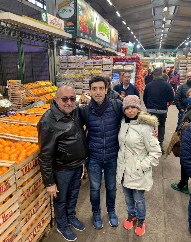 Guilherme Ribeiro (centro) com a presidente Bianca de Carvalho e o presidente da Ceasa/Ceará, José Leite, durante visita técnica ao Mercado Central de Buenos Aires
