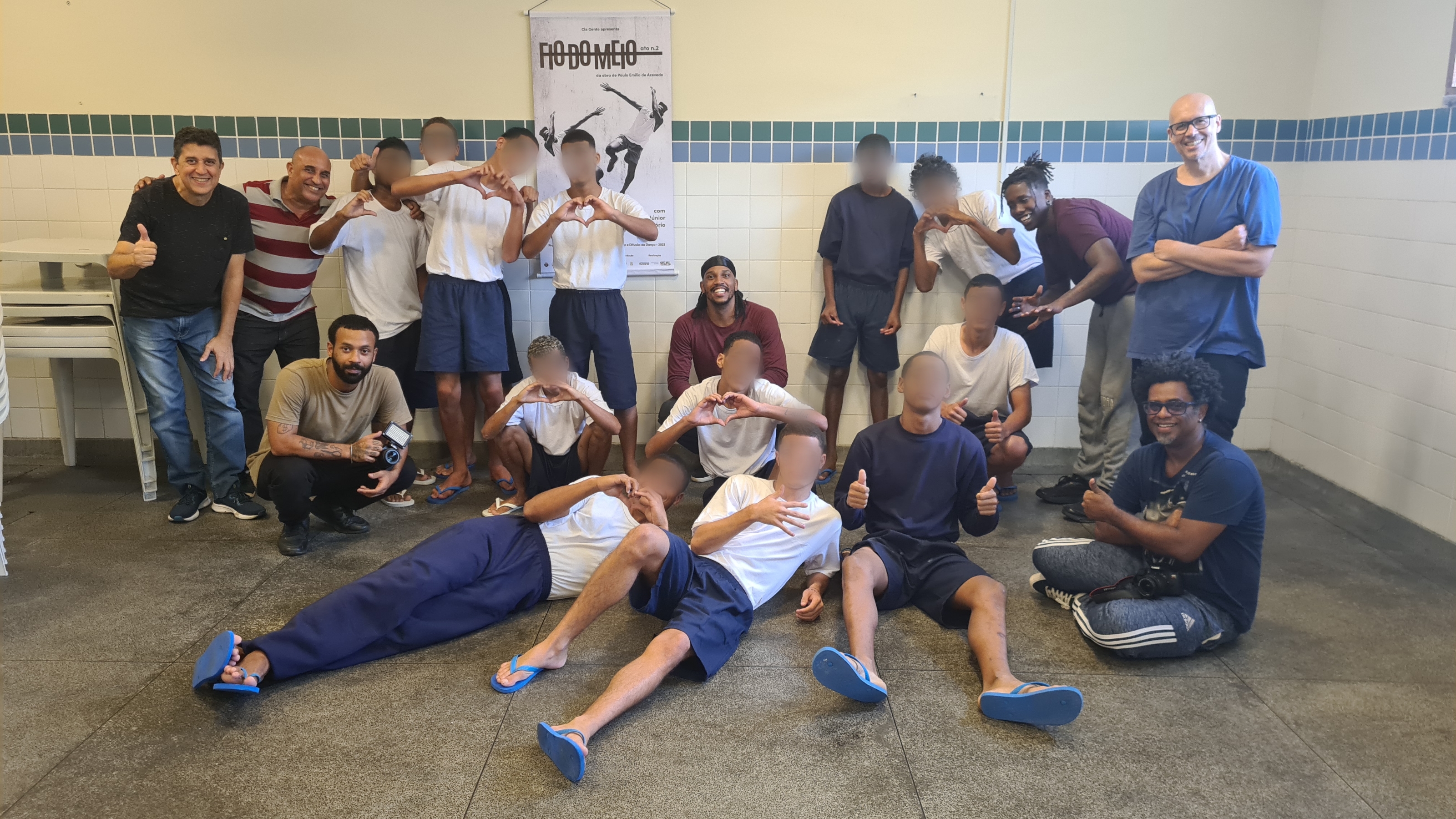Socioeducandos do Cense GCA com equipe do espetáculo