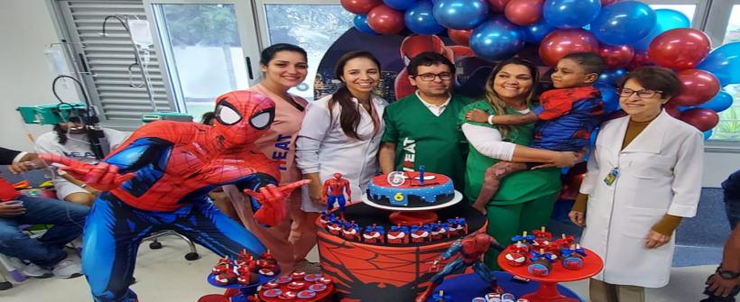 Menino de 6 anos que teve 90% do corpo queimado recebe alta com festa de aniversário