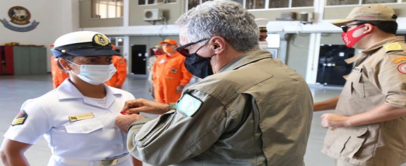 Secretarias de Saúde e Defesa Civil homenageiam militares da Marinha do Brasil que participaram de resgate aéreo de criança com Covid-19