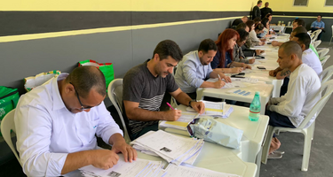 Presos tirando os documentos