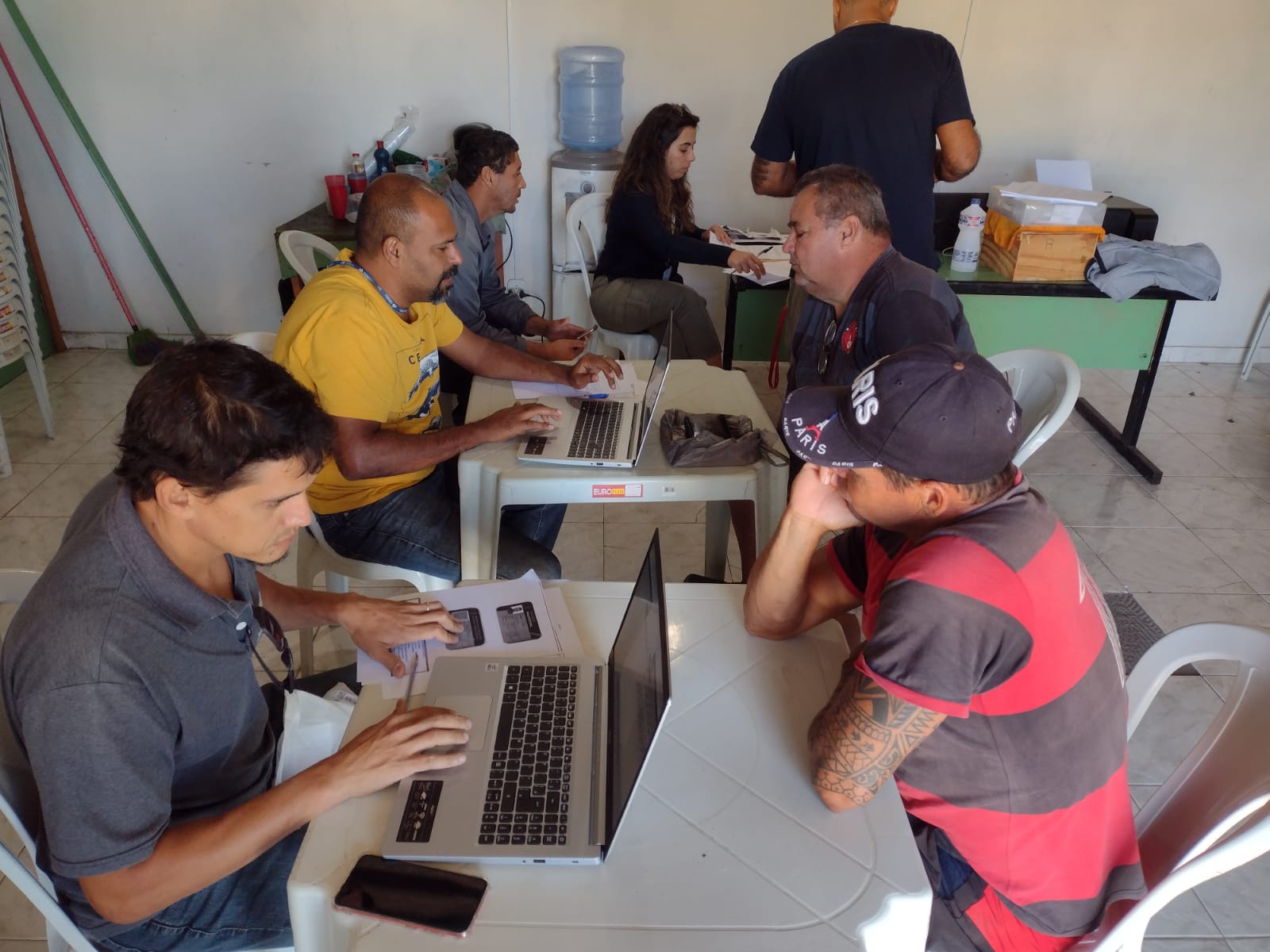 Fiperj faz força-tarefa para atender dúvidas de pescadores, de seis municípios, sobre novo defeso dos crustáceos na Lagoa de Araruama