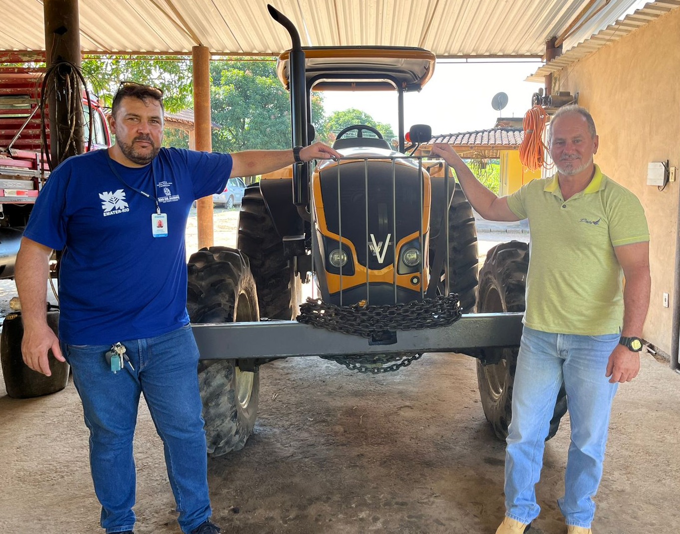 Tratores adquiridos pelo Programa Nacional de Fortalecimento da Agricultura Familiar (PRONAF) impulsionam atividades agrícolas em Cachoeiras de Macacu