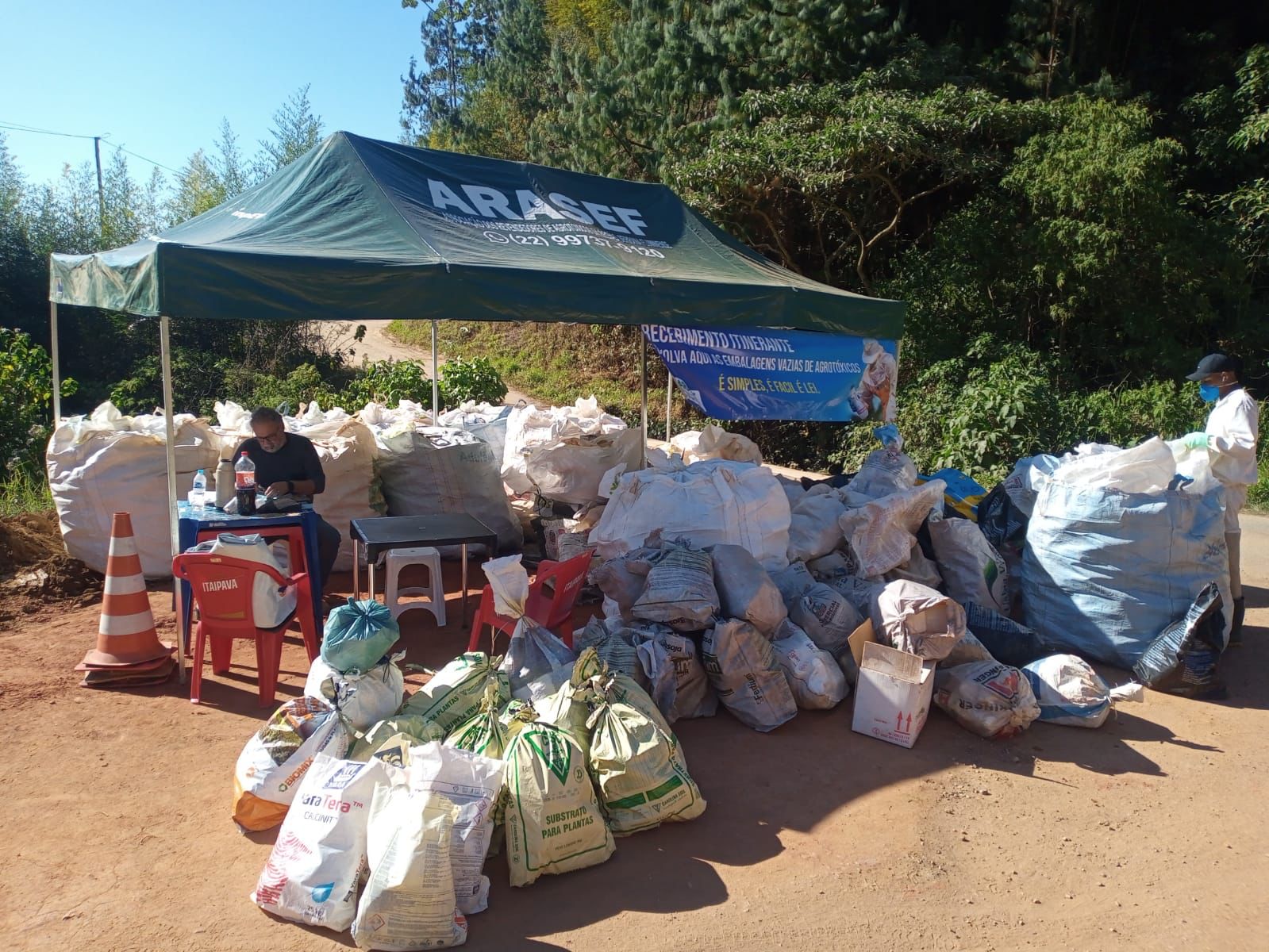 De olho no meio ambiente, Secretaria de Agricultura recolhe 80 toneladas de embalagens usadas de agrotóxicos em municípios fluminenses