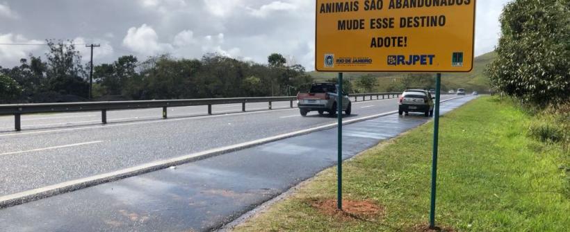 Placas contra abandono de animais em estradas são instaladas na Via Lagos