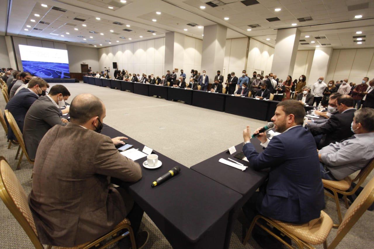 A concessão do saneamento público será responsável por uma revolução socioambiental no Estado do Rio de Janeiro. Com esta mensagem, o governador Cláudio Castro abriu o evento que reuniu os prefeitos das cidades que participam do projeto para a apresentação dos números finais do leilão, nesta quarta-feira (16/06), na Barra da Tijuca, Zona Oeste do Rio. Além de apresentar a divisão dos R$ 22,6 bilhões, entre municípios, o Instituto Região Metropolitana (IRM) e o Governo do Estado, o governador falou sobre os 