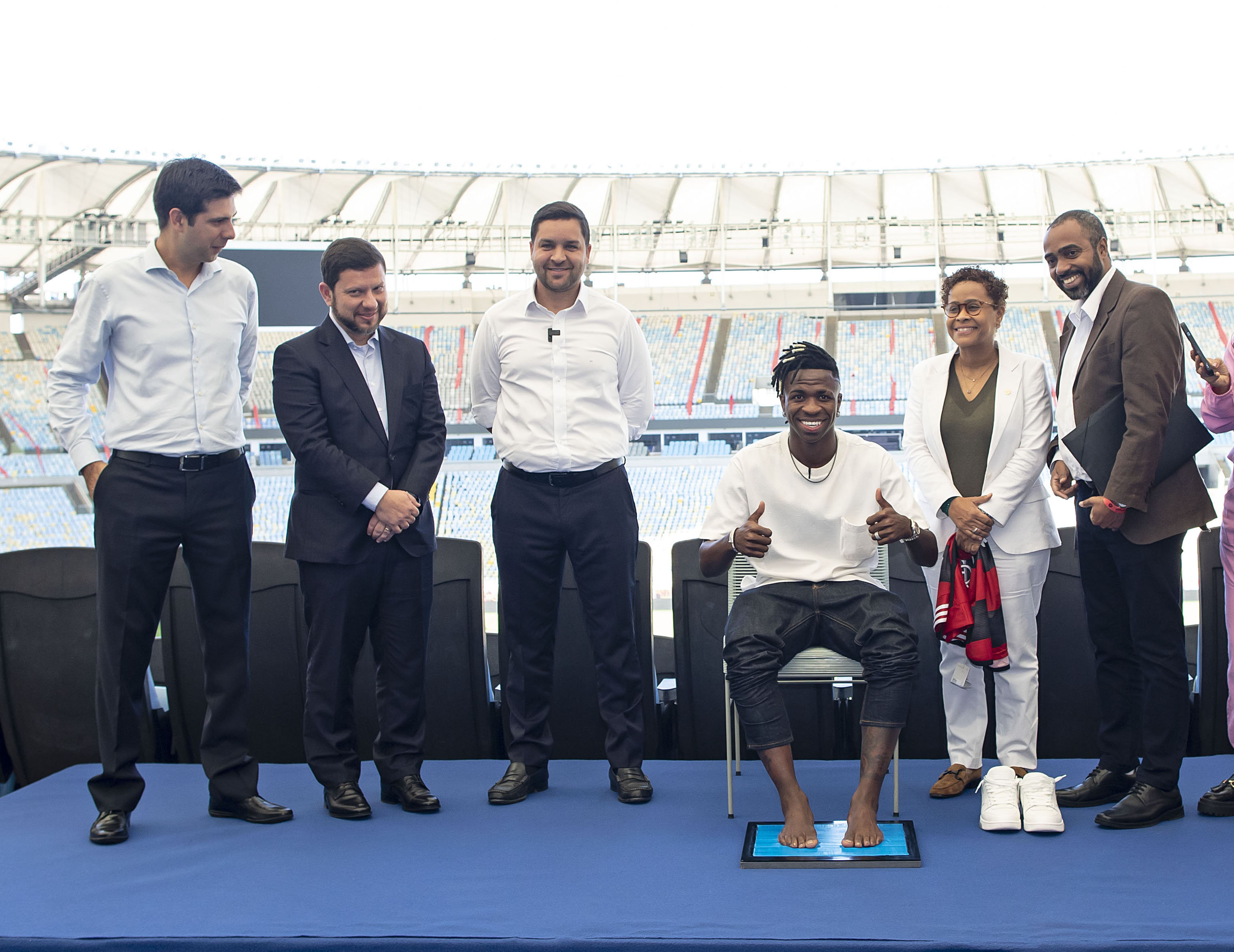 Em evento no Maracanã, jogador foi homenageado e deixou ainda sua marca na calçada da fama do estádio