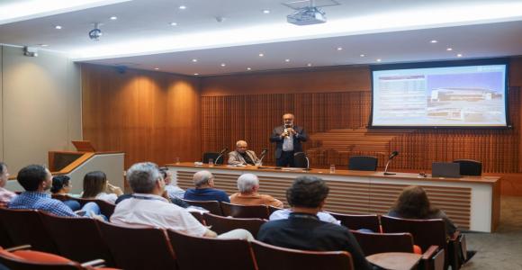 O Governo do Estado, através da Secretaria de Estado da Casa Civil, iniciou nesta quinta-feira (12/12) o processo preparatório de concessão do Estádio de Remo da Lagoa Rodrigo de Freitas. Foi realizado no Palácio Guanabara um “Roadshow”, uma reunião com empresários do mercado de entretenimento, eventos e gastronomia para apresentar a futura modelagem.   O objetivo foi promover um debate com o mercado, reunir sugestões e informações para os estudos e auxiliar na construção do documento definitivo da licitaçã