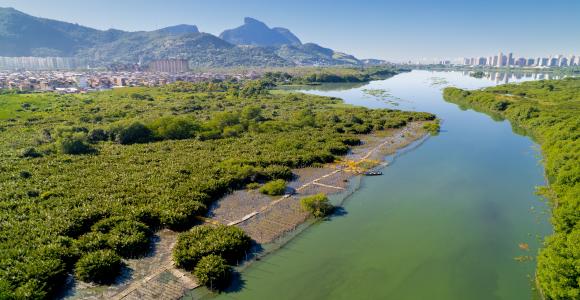 A equipe da Subsecretaria de Concessões e Parcerias realizou, no dia 6 de maio, uma visita técnica aos trabalhos de dragagem do Complexo Lagunar da Barra da Tijuca e Jacarepaguá, que estão completando um ano com avanços ambientais já visíveis. A intervenção está sendo feita pela concessionária Iguá e representa a maior operação de dragagem já realizada na região. O encontro teve o objetivo de apresentar os avanços da obra, aspectos técnicos, sociais e ambientais do projeto. Além disso, os participantes visi