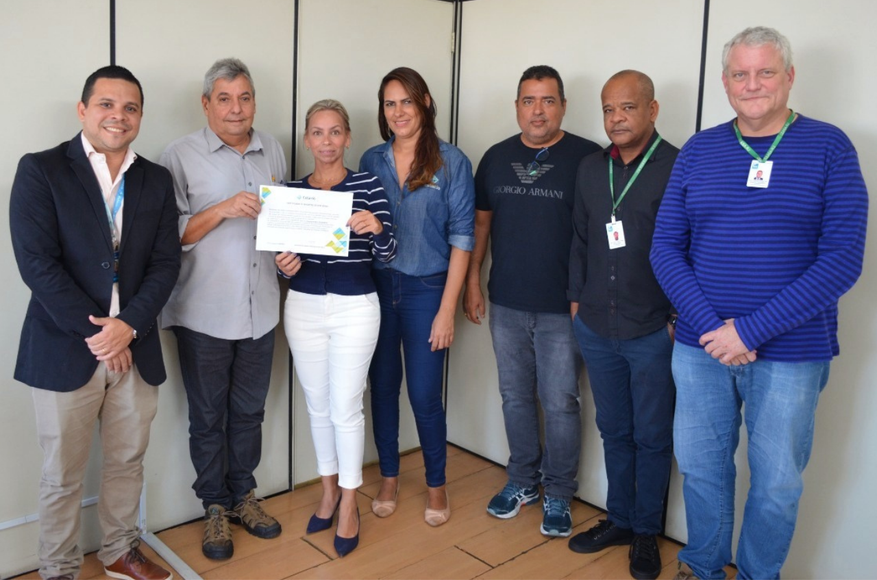 Representantes da Estácio entregaram o certificado de registro do convênio aos dirigentes da Ceasa, nesta quinta-feira (26/05),  na sede da central de abastecimento, em Irajá