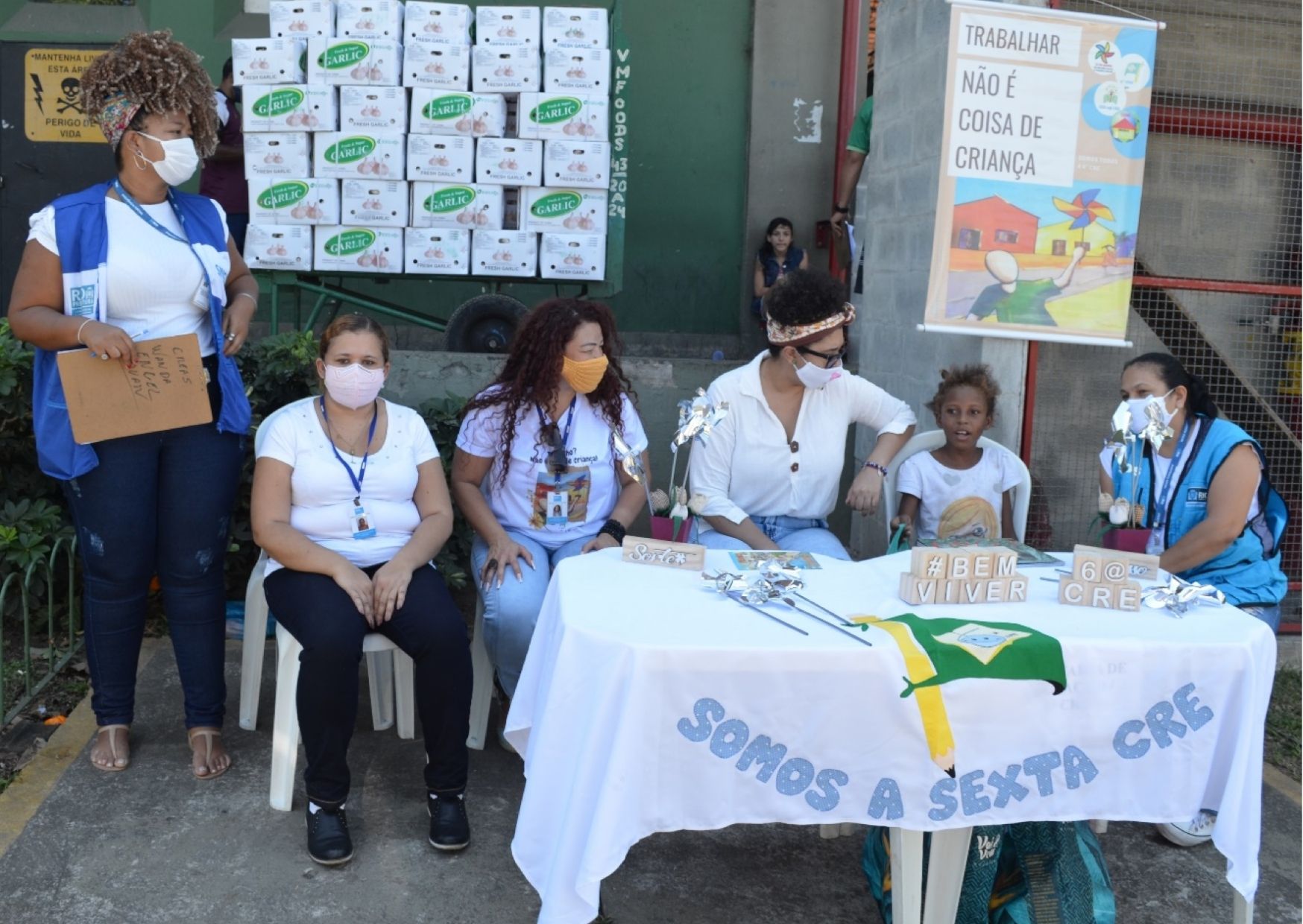 Menina conversa com profissionais da 6ª Coordenadoria Regional de Educação. A conscientização sobre os riscos do trabalho infantil foi uma das  questões mais exploradas no evento