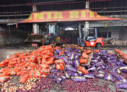 Ceasa/RJ intensifica limpeza de área atingida por incêndio no Pavilhão 43