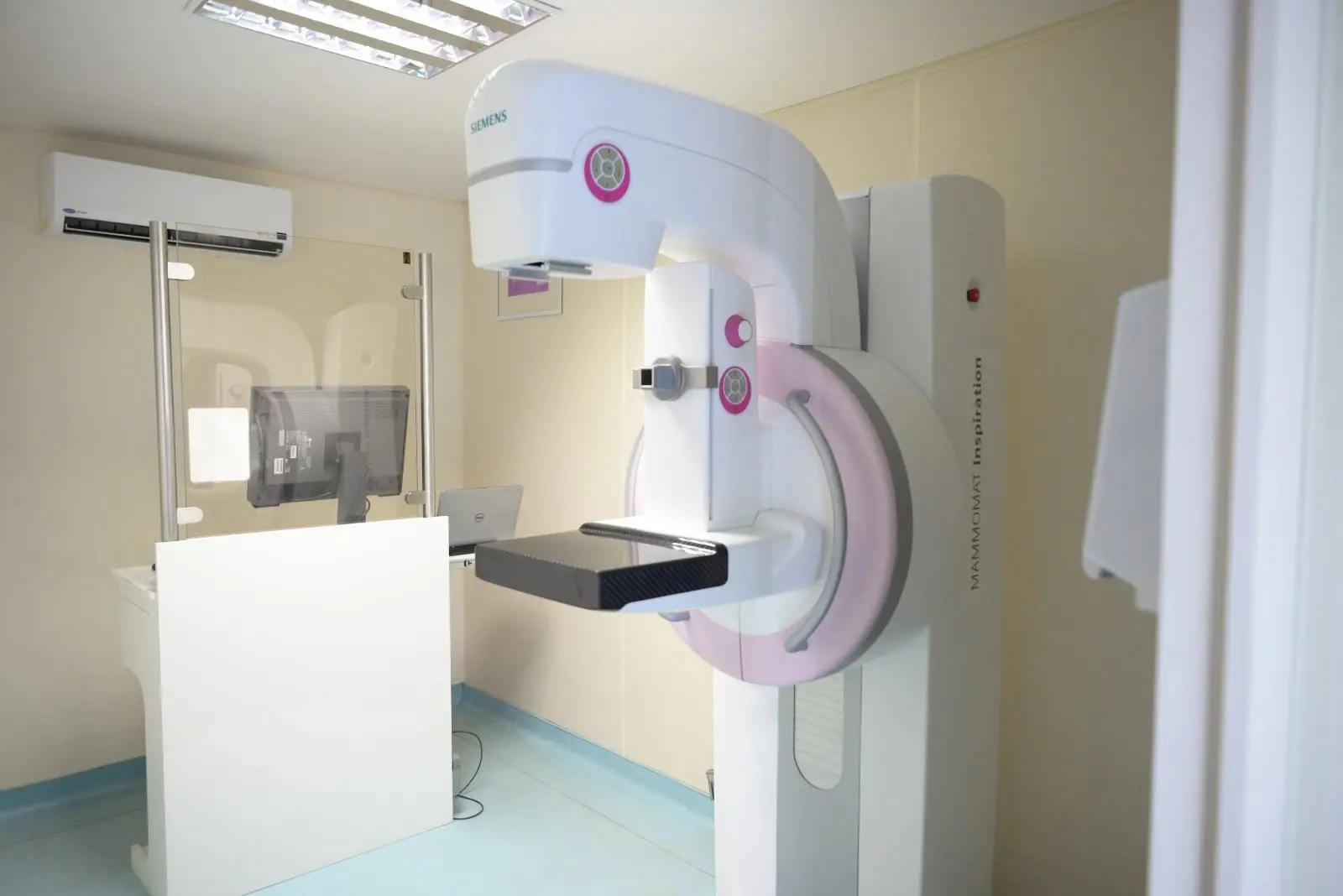 Sala refrigerada equipada com moderno mamógrafo