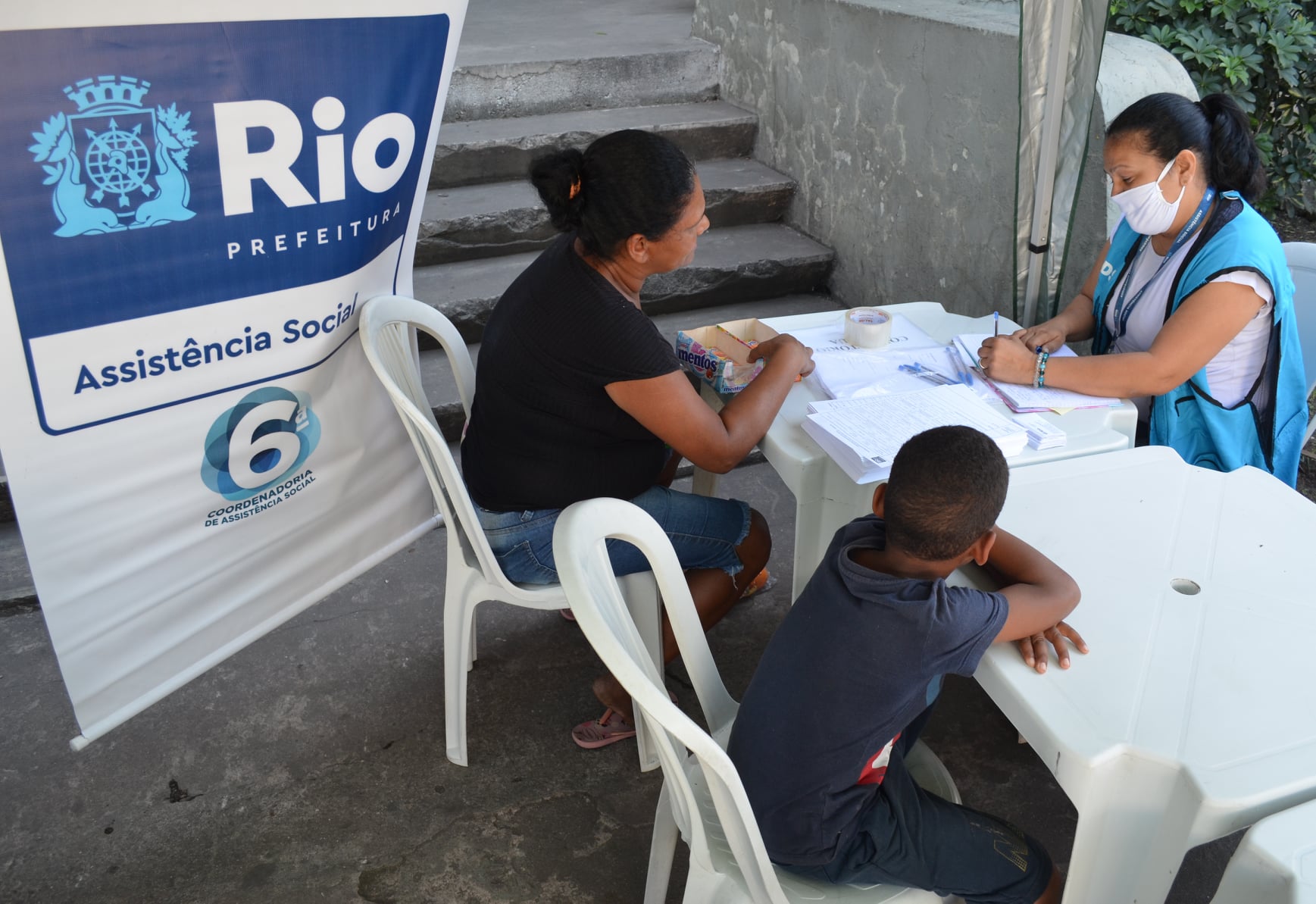 Patrícia e o filho David receberam orientações e material didático sobre combate ao trabalho infantil, oferecidos pela 6ª Coordenadoria de Assistência Social, da  Secretaria Municipal de Assistência Social