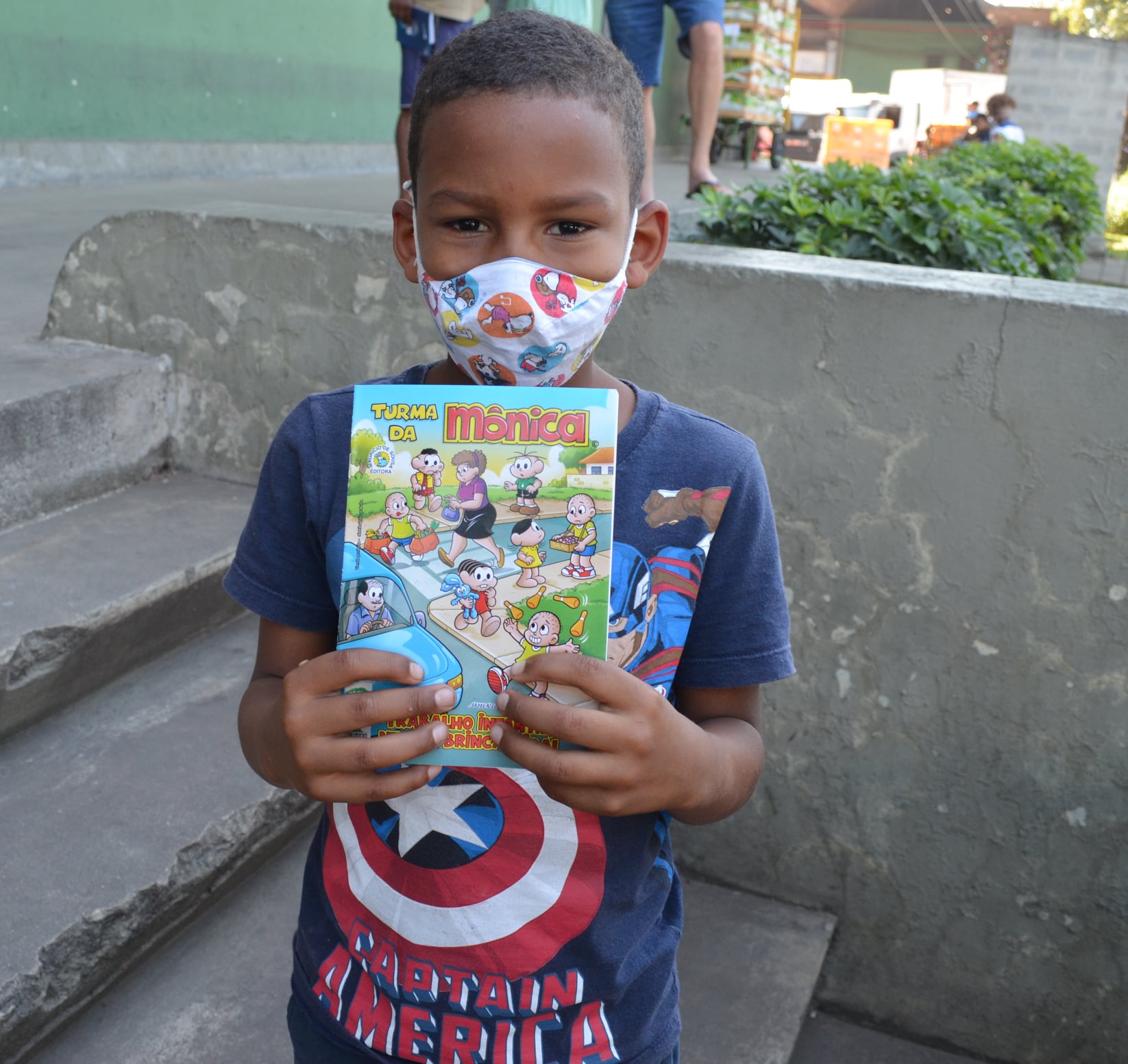 David Garcia e seu exemplar da Turma da Mônica,  “Trabalho Infantil nem de Brincadeira”