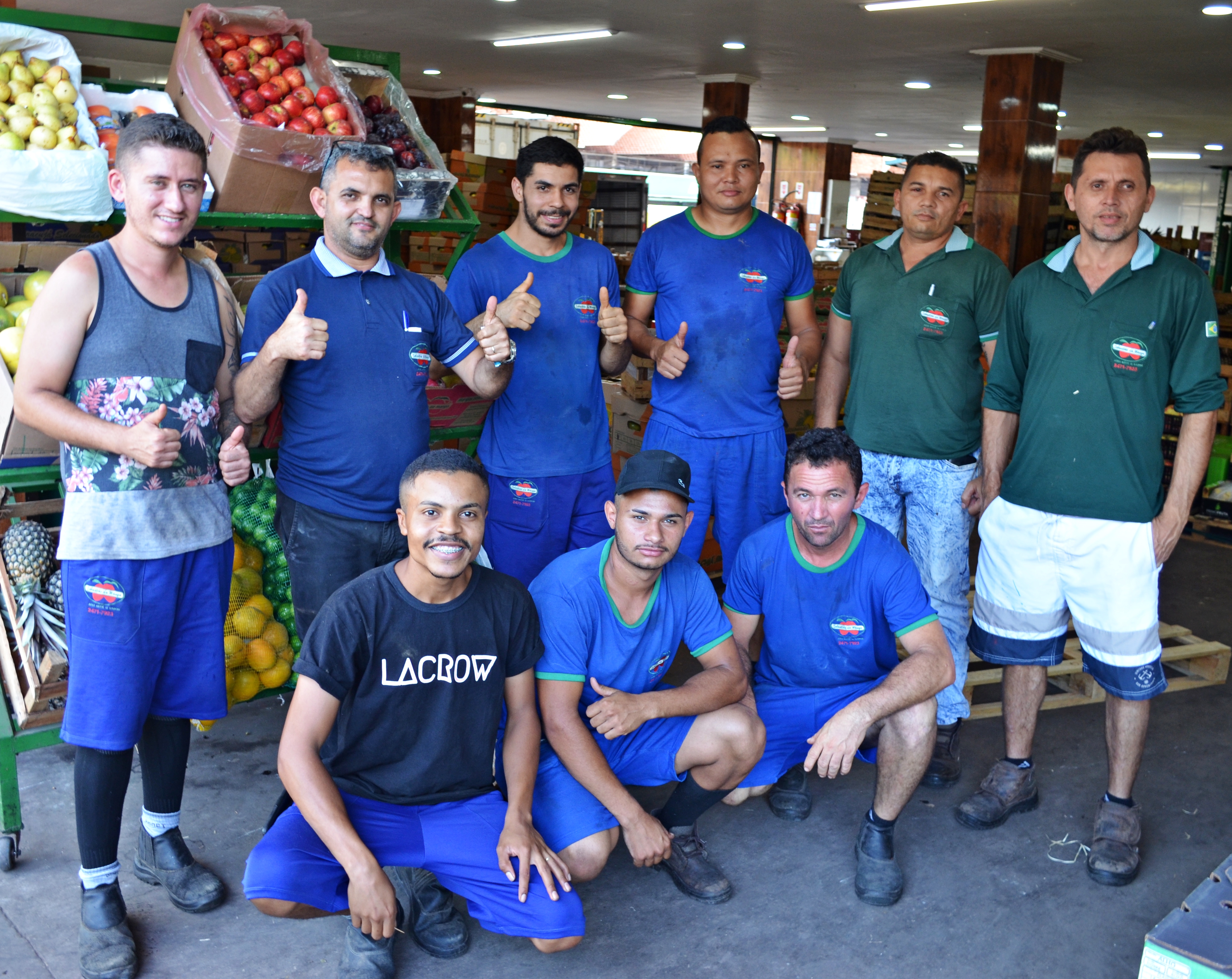 Parte da equipe de funcionários da loja Sebastião da Manga. O estabelecimento, que oferece frutas nacionais e importadas, está localizado na Ceasa de Irajá, no Pavilhão 32, Boxes 44 e 46