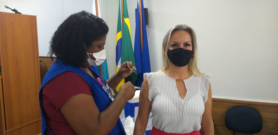 Presidente da Ceasa-RJ, Bianca de Carvalho, sendo vacinada