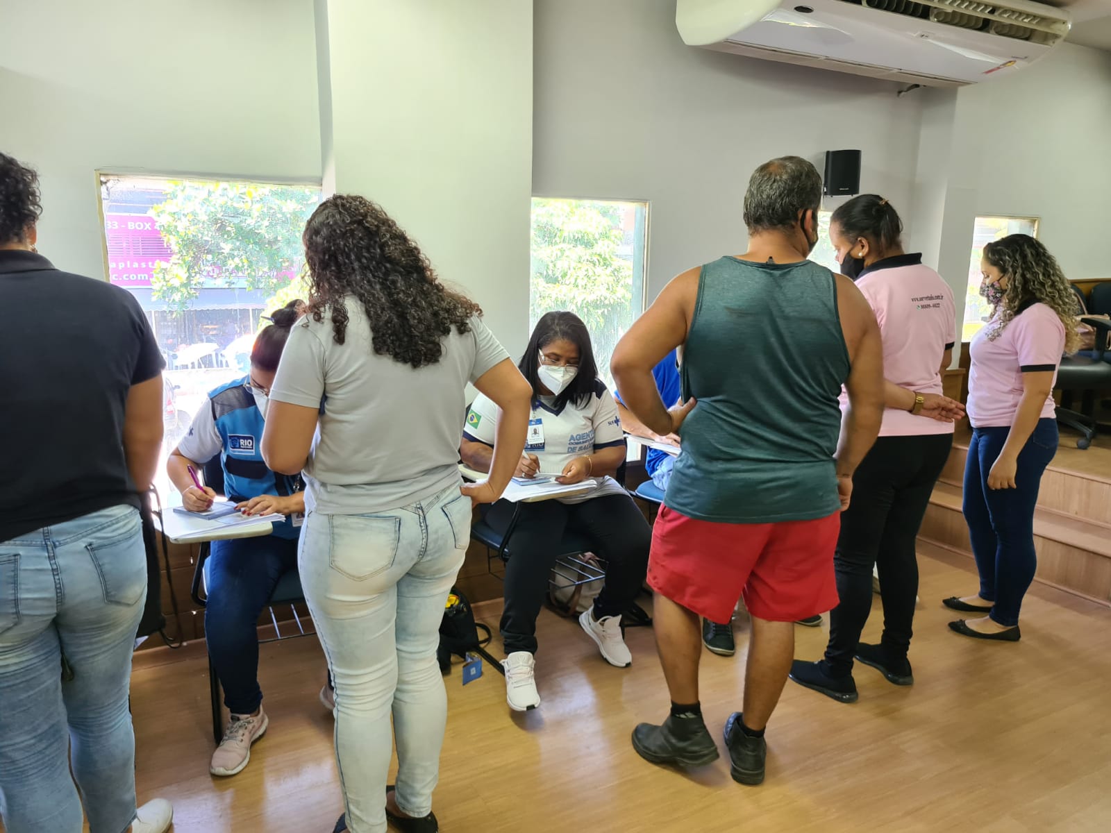 Pessoas sendo atendidas 