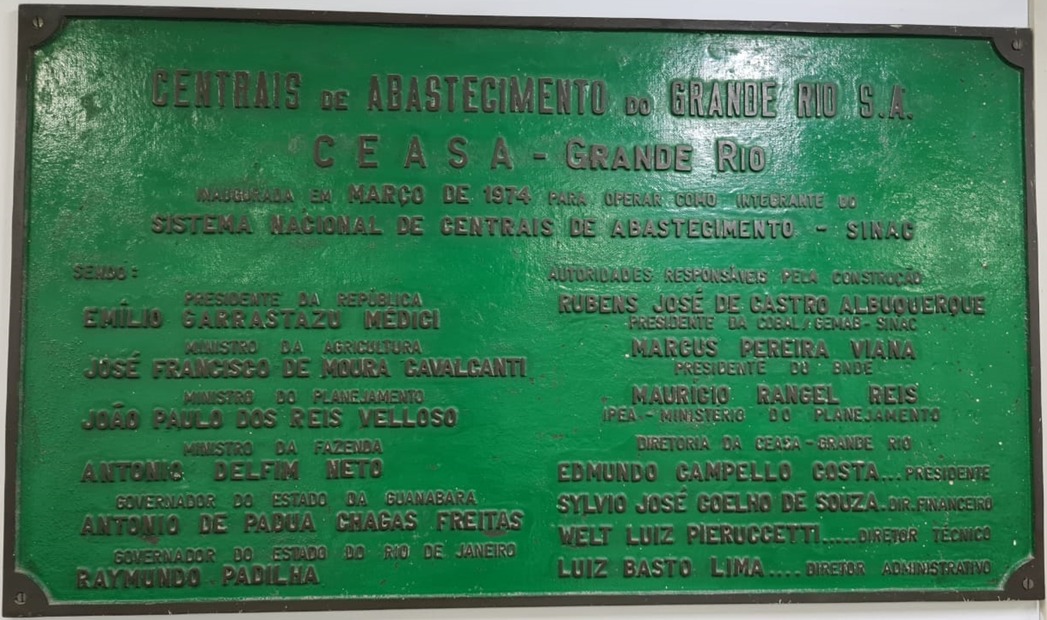 Placa de inauguração da Ceasa/RJ, instalada em março de 1974, no 6º andar do Prédio Administrativo
