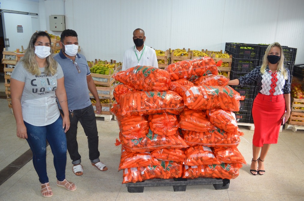 Bianca de Carvalho (dir.), e o diretor do Banco de Alimentos, Carlos Augusto Quintanilha, com casal de representantes da Associação de Moradores&nbsp; do Parque Vila Esperança, uma das 17 favelas&nbsp; situadas no entorno da Ceasa