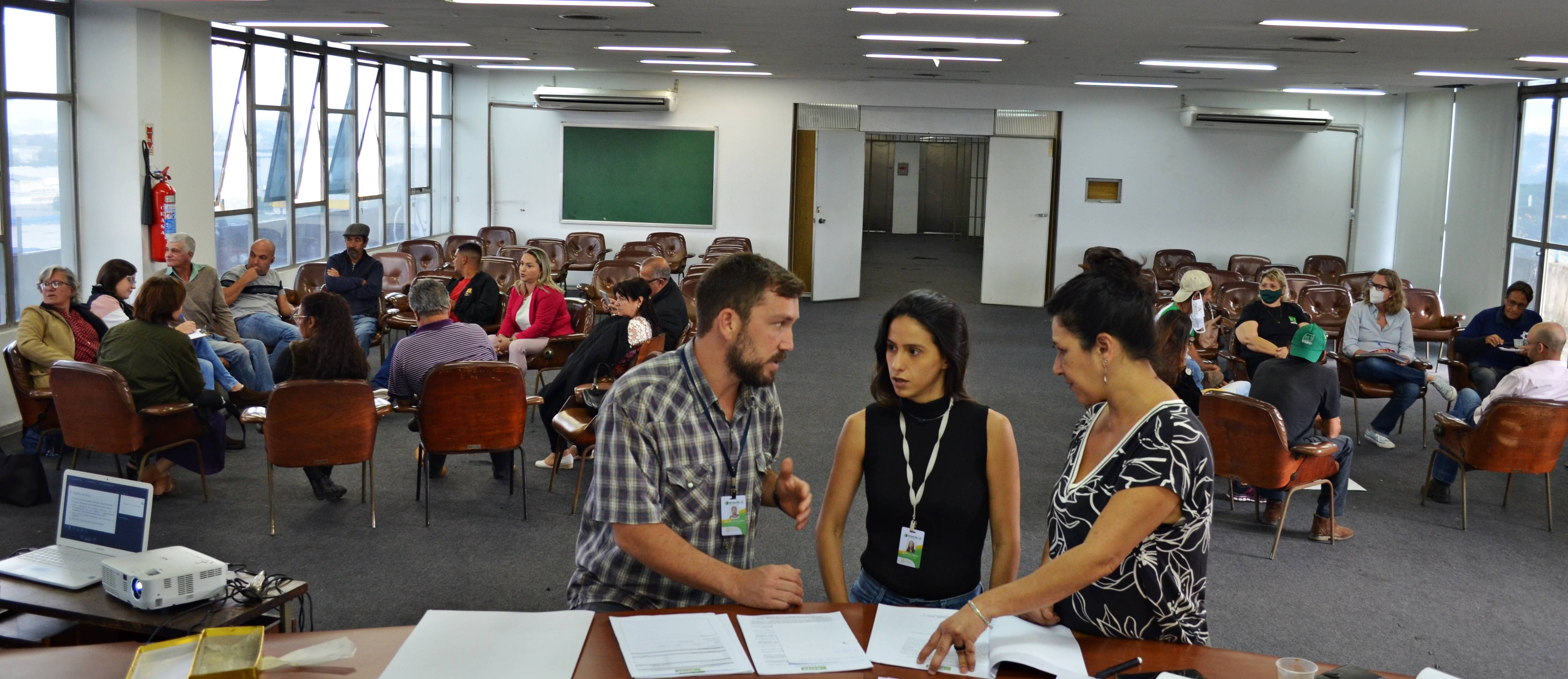 Os engenheiros agrônomos Luana Carvalho, Lethicia Grechi e Rayan Cavalcanti, representantes da Ater, coordenaram a reunião.