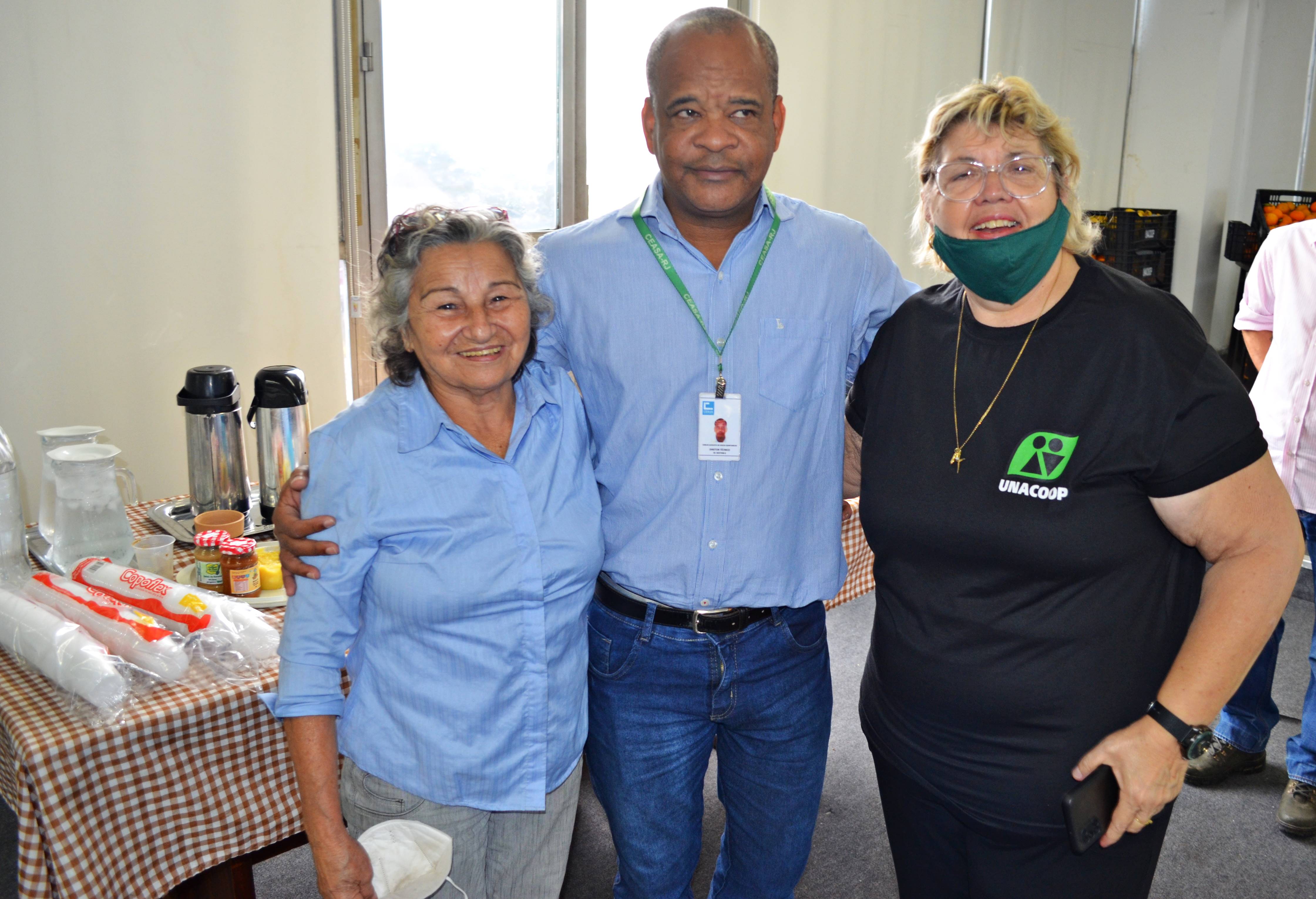 Dona Juju, da Cozinha Comunitária Colher de Pau, de Magé, e Margaret Teixeira  (UnaCoop), juntas ao diretor administrativo da Ceasa/RJ, Carlos Quintanilha,  que representou a presidente da instituição, Bianca de Carvalho
