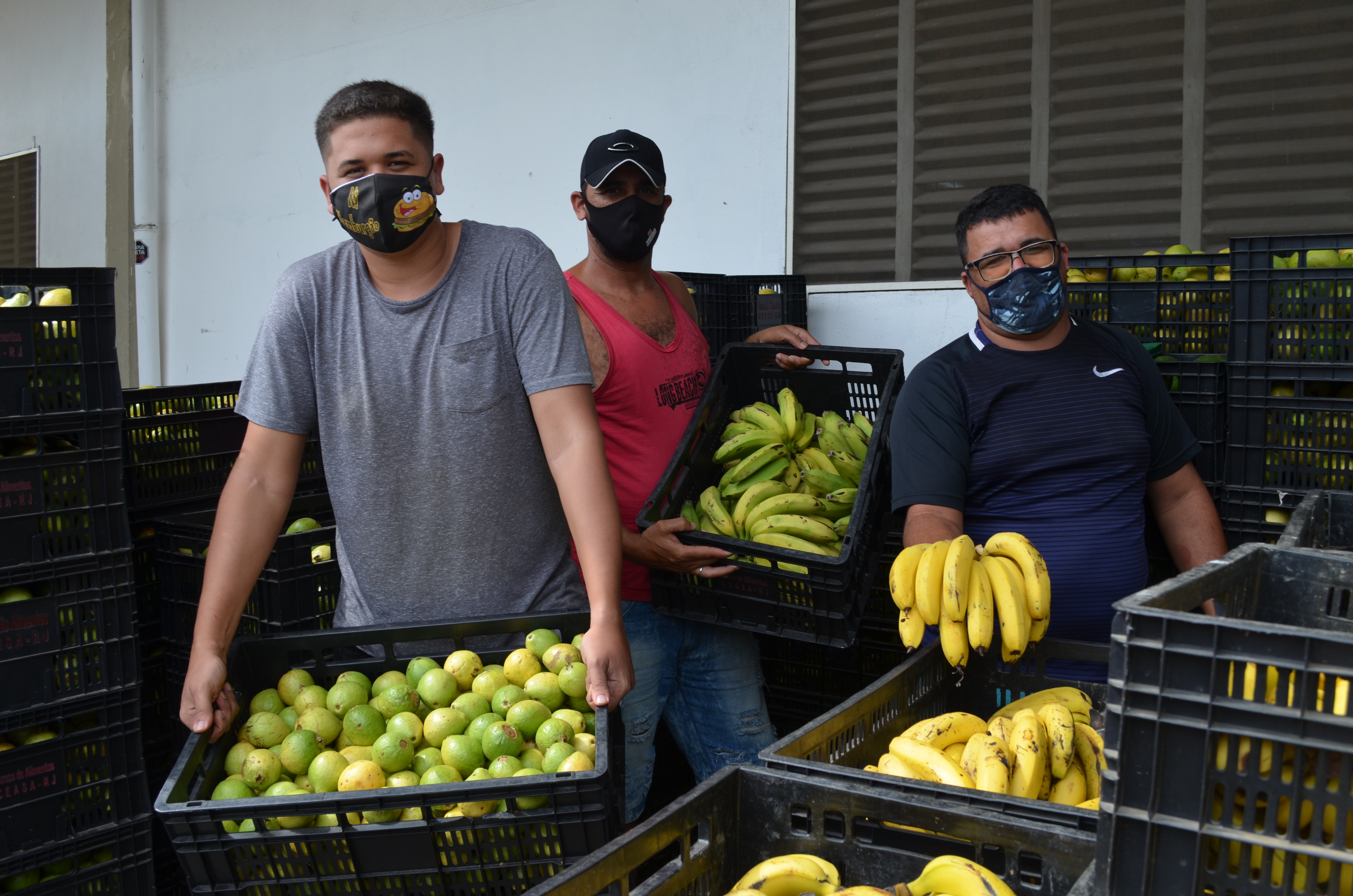 Agricultores familiares  vendendo para o banco de alimentos da Ceasa-RJ.