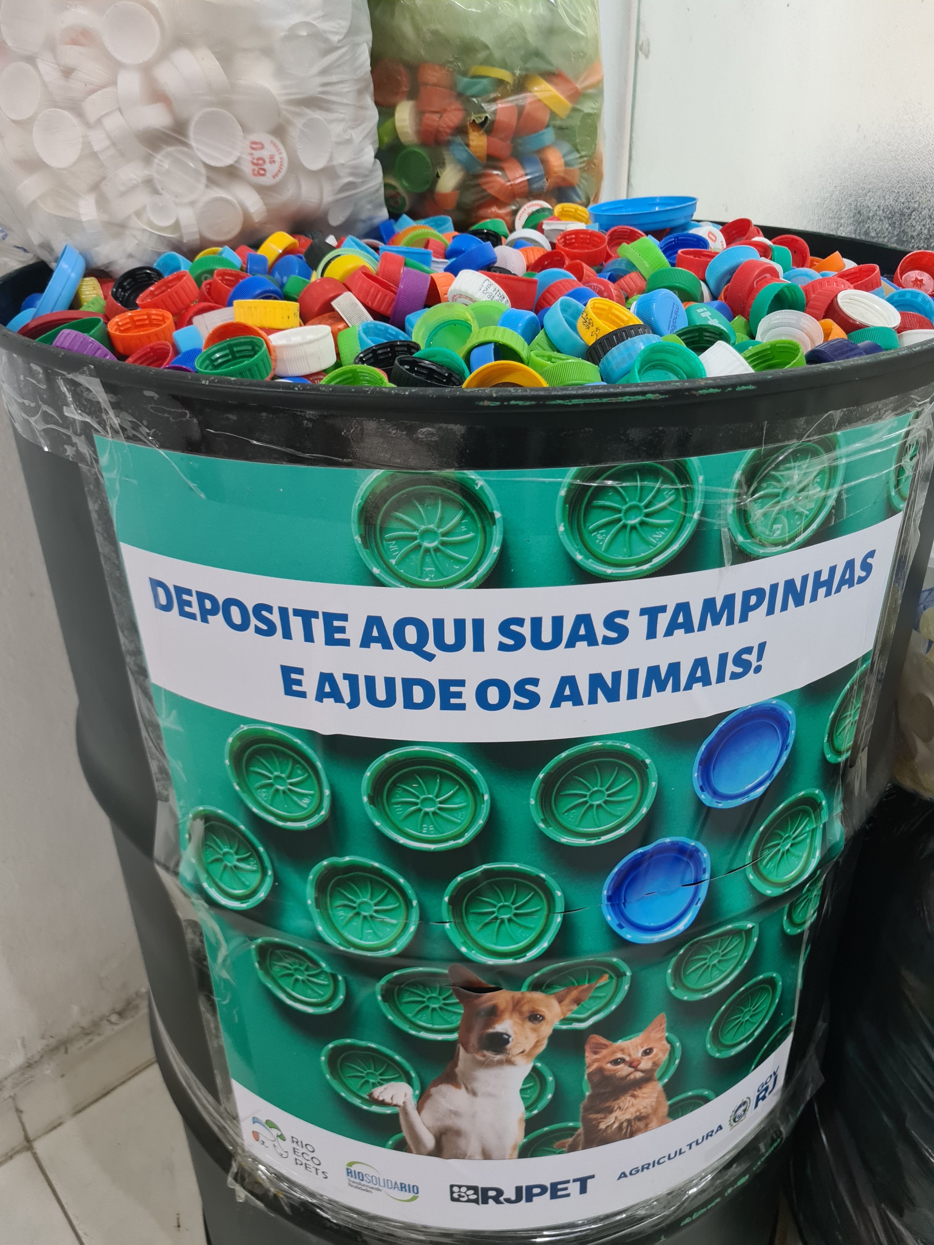 Ponto de coleta no hall de entrada do prédio administrativo.