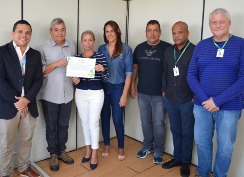 Representantes da Estácio entregaram o certificado de registro do convênio aos dirigentes da Ceasa, nesta quinta-feira (26/05),  na sede da central de abastecimento, em Irajá