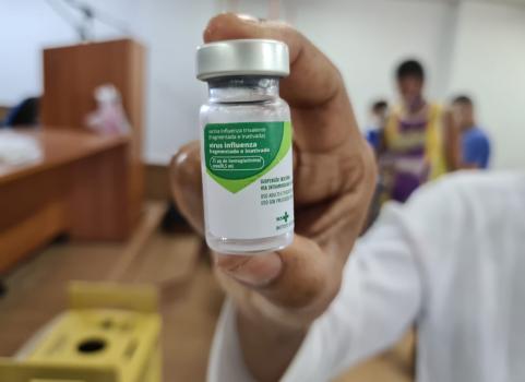Frasco da vacina contra a gripe