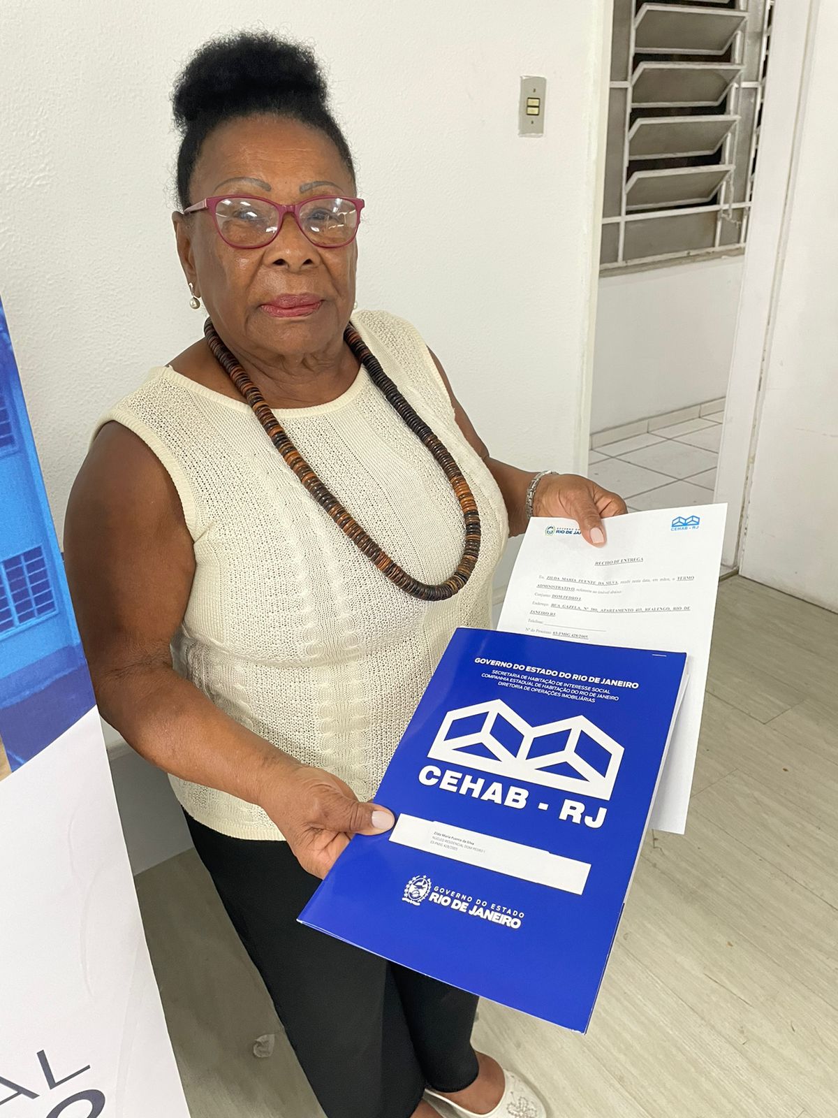 Dona Vera Puente recebe o título de propriedade de seu apartamento