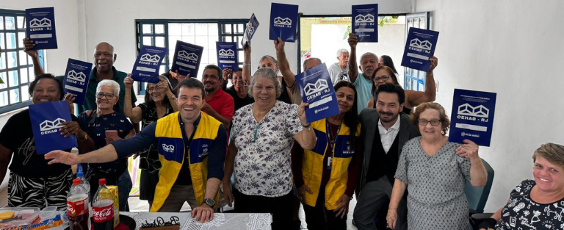 Mutuários em Entrega de Títulos de Propriedade