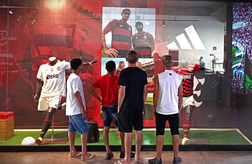 Adolescentes no Museu Fla Memória