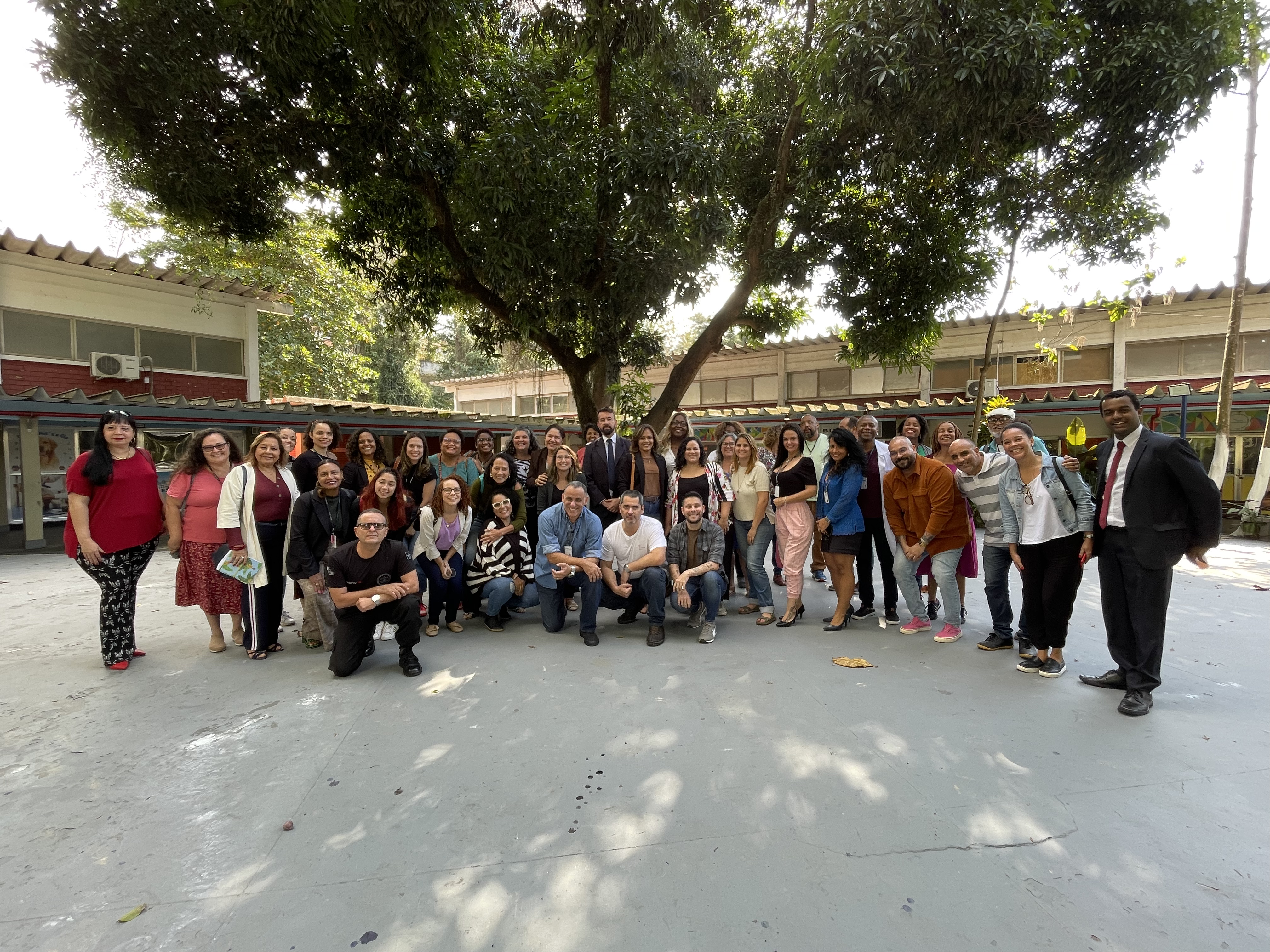 Participantes do curso no pátio da COOECEL