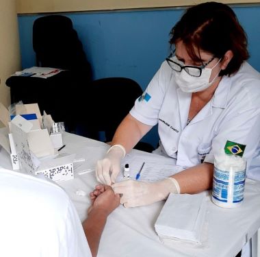 teste rápido sendo realizado na unidade 