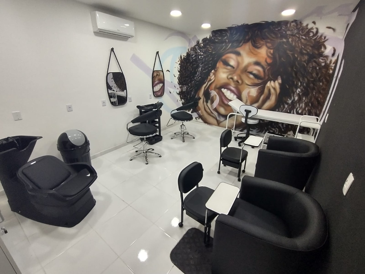 Unidade feminina conta agora com estrutura especial para oferecer cursos profissionalizantes na área da beleza e estética  O Departamento Geral de Ações Socioeducativas do Estado do Rio de Janeiro (Degase), veiculado à Secretaria de Estado de Educação (Seeduc), inaugurou na tarde desta terça-feira (3), o primeiro Salão Escola localizado dentro de uma unidade socioeducativa do órgão, no Centro de Socioeducação Professor Antônio Carlos Gomes da Costa (Cense PACGC), unidade feminina de internação e internação 