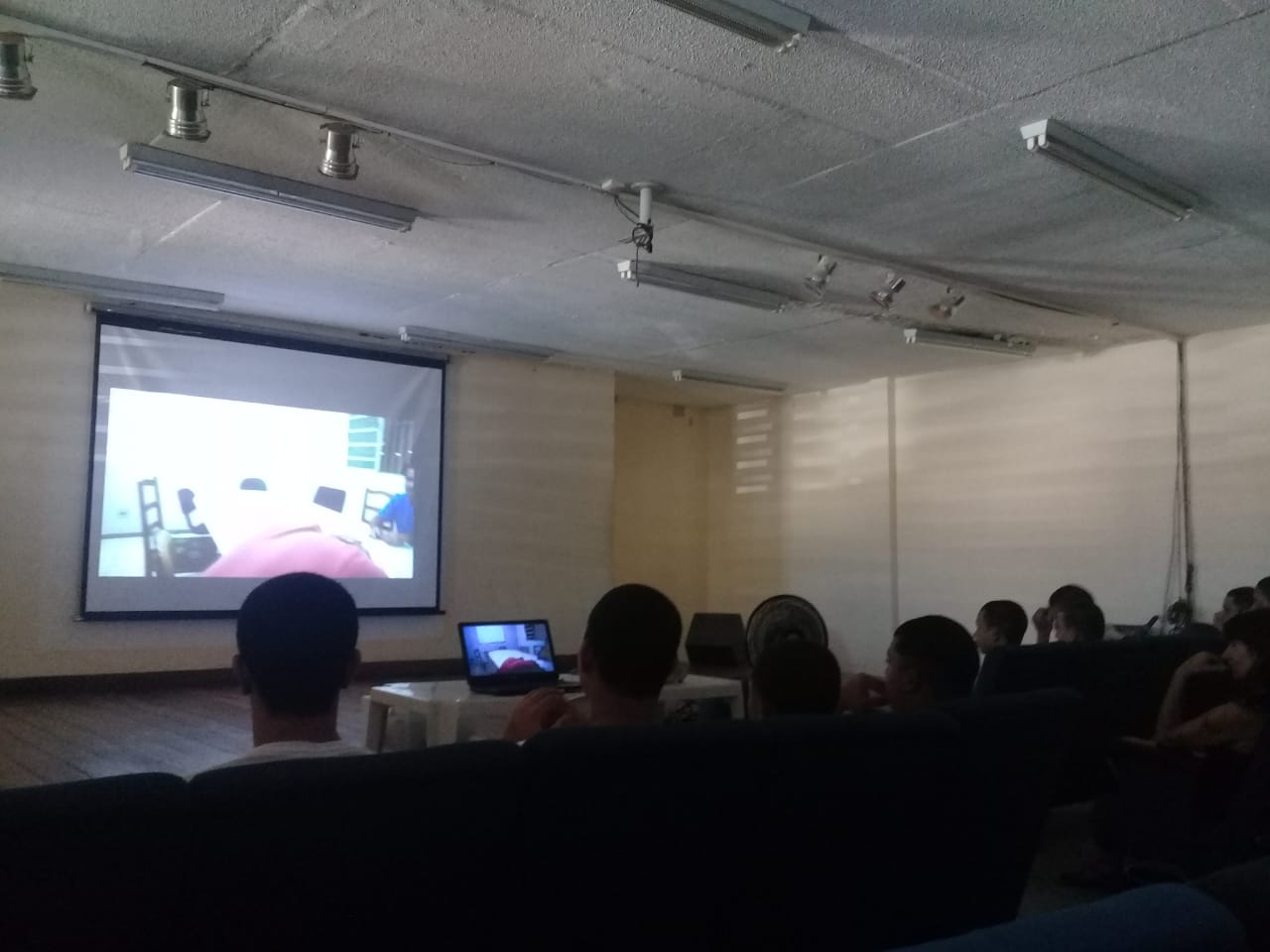 Adolescentes do CAI Baixada assistindo o documentário