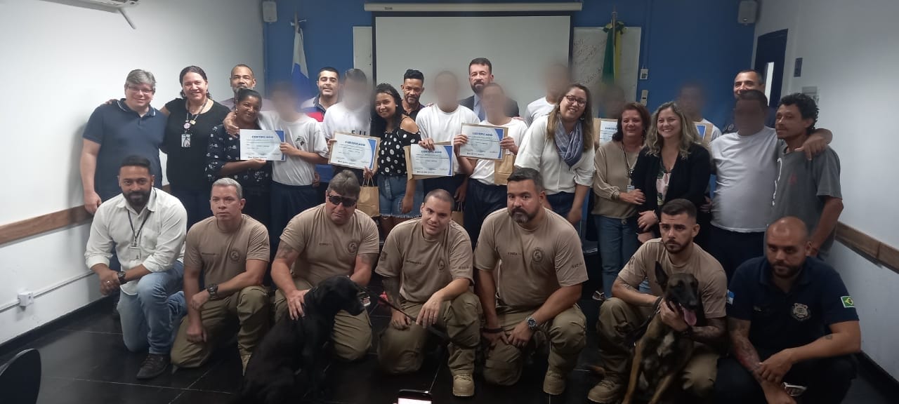 Equipe de servidores, socioeducandos formandos e familiares 