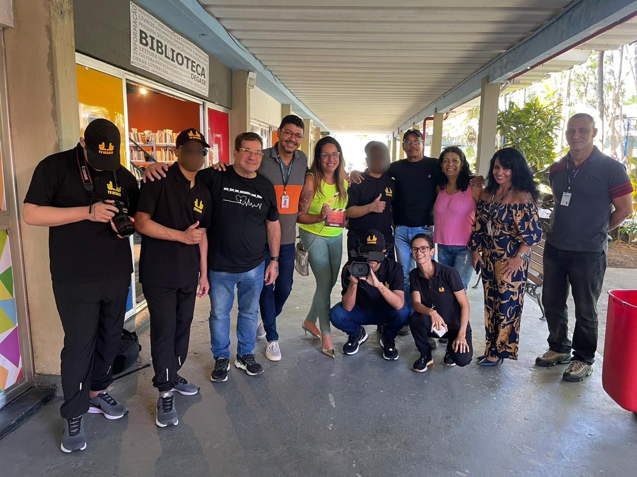 Socioeducandos do CAI Baixada visitam sede da TV Degase