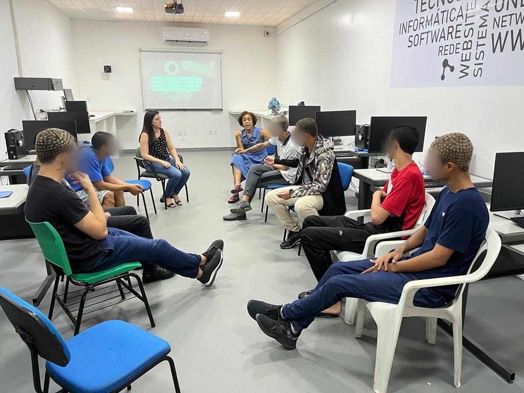 Socioeducandos no espaço multimídia da COOECEL 