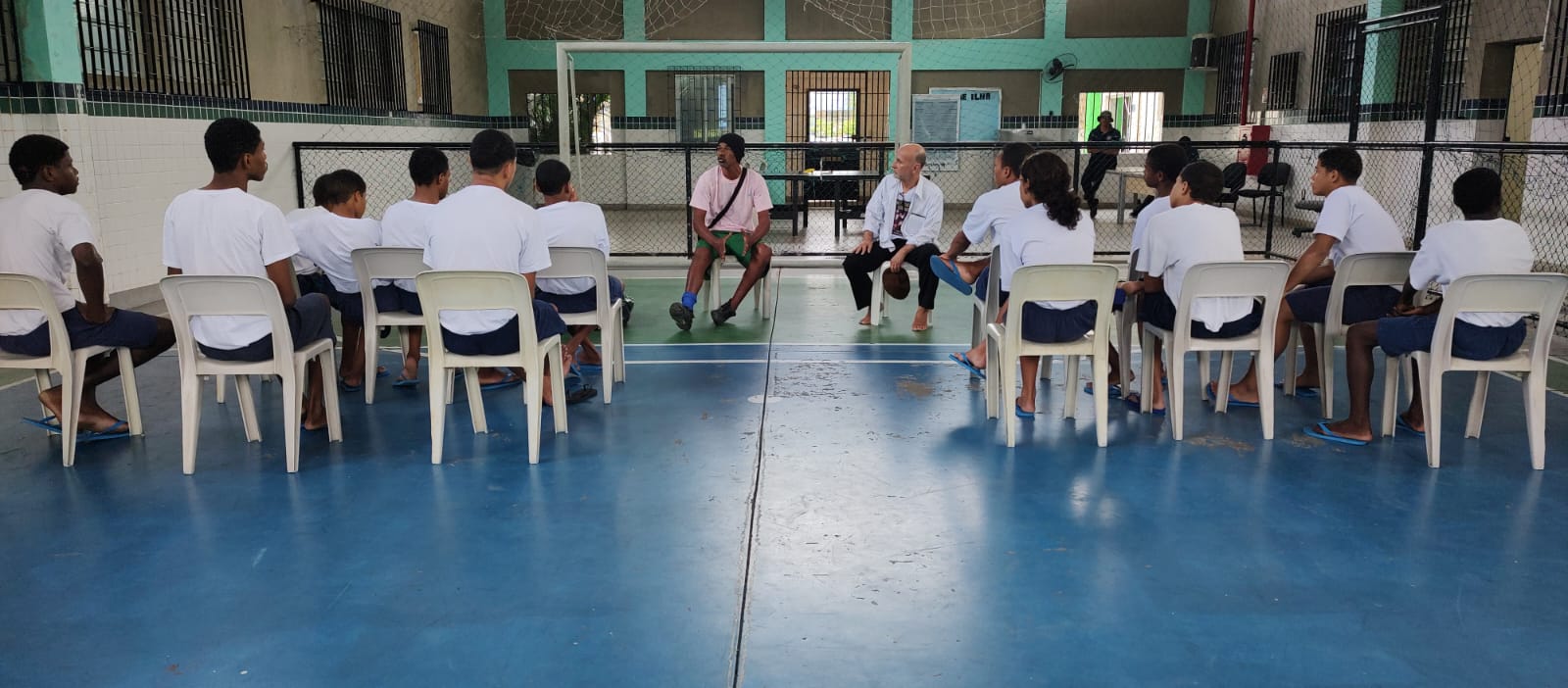 Socioeducandos na quadra do Cense Ilha