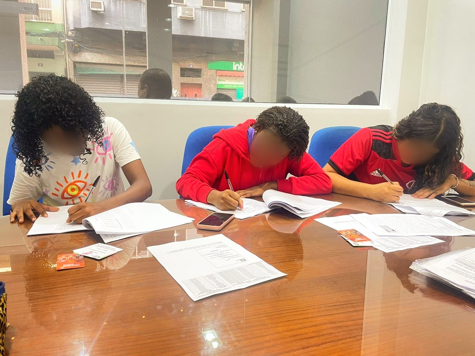 Meninas assinando contratação 