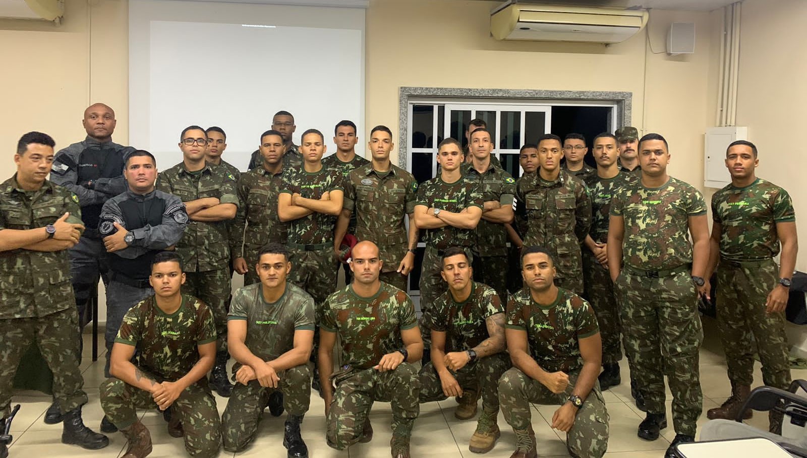 Cursistas e instrutores do 11º BPE