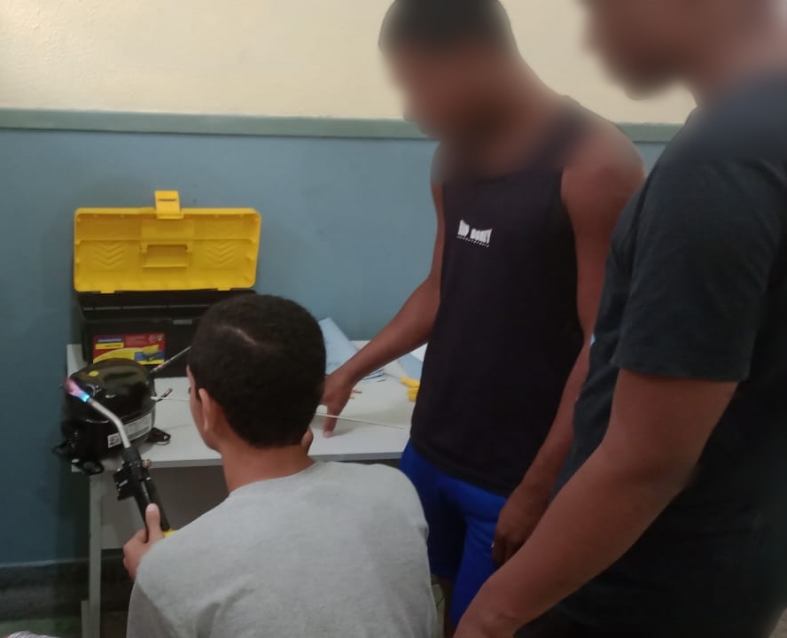Jovens durante aula do curso de refrigeração
