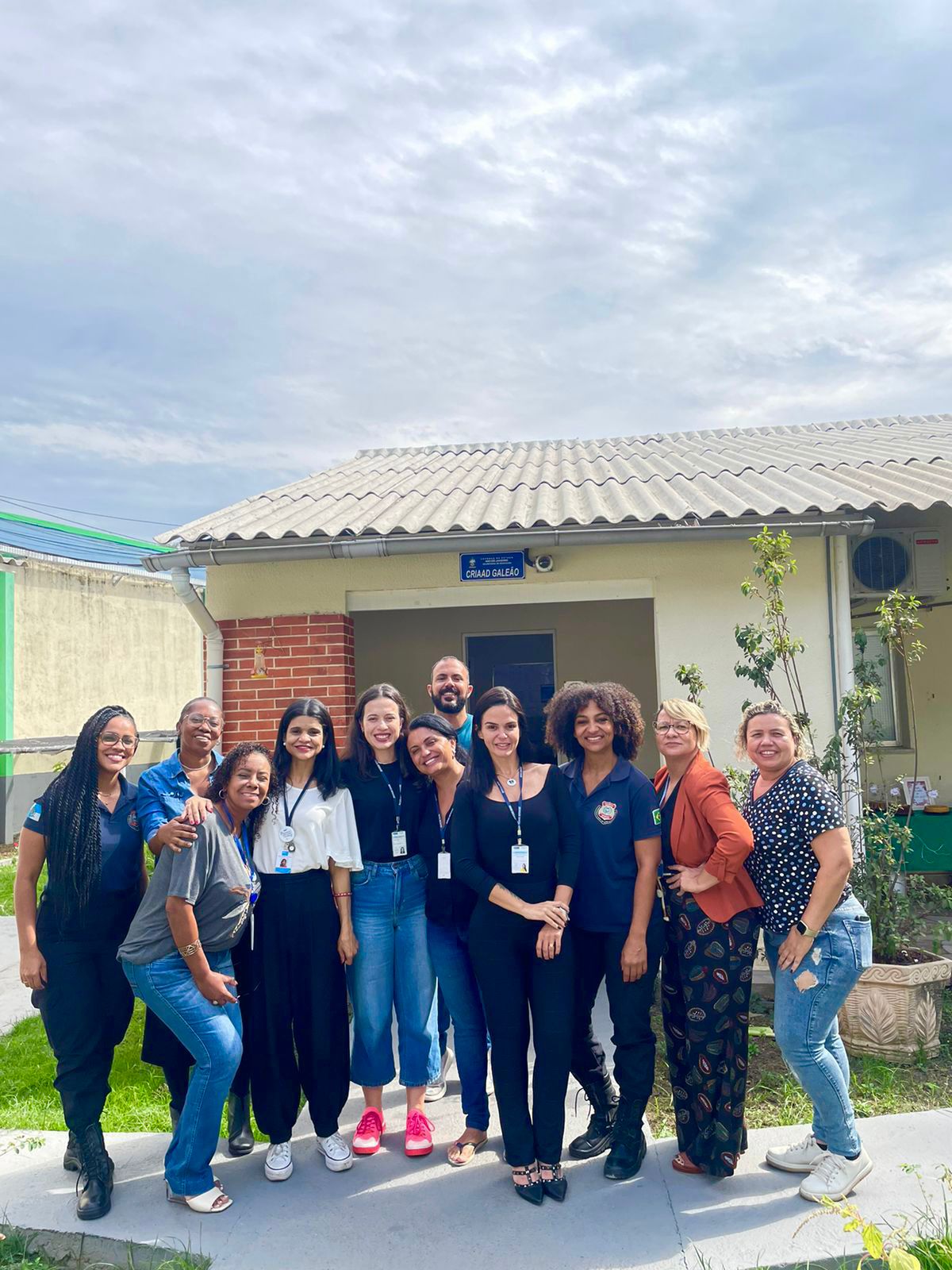 Equipe de profissionais no pátio do Criaad Galeão 