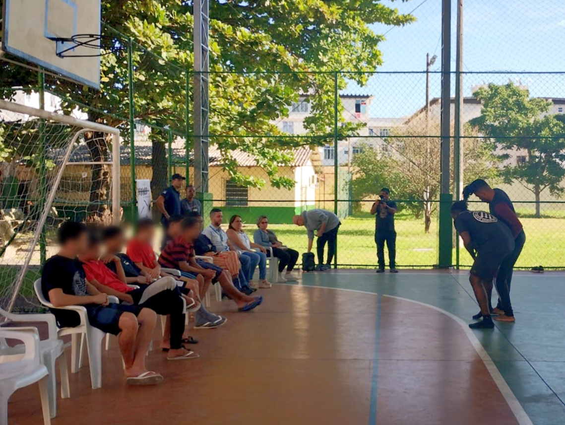 apresentação na quadra da unidade