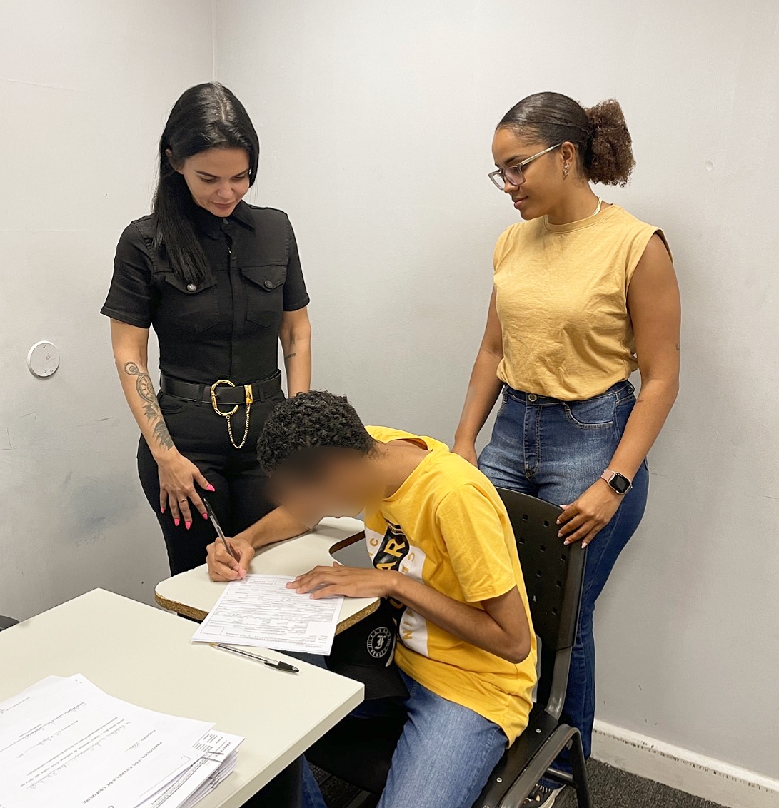 Jovem assinando contrato de admissão 