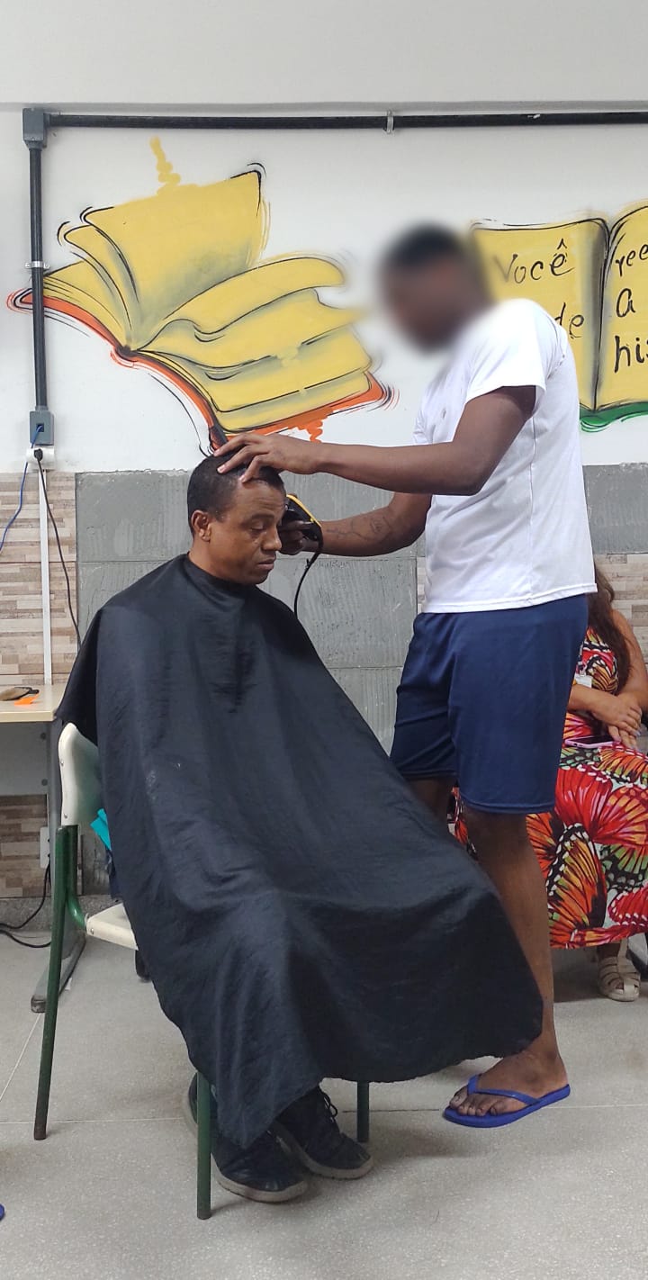 Jovem do CAI Baixada põe em prática seu aprendizado em barbearia