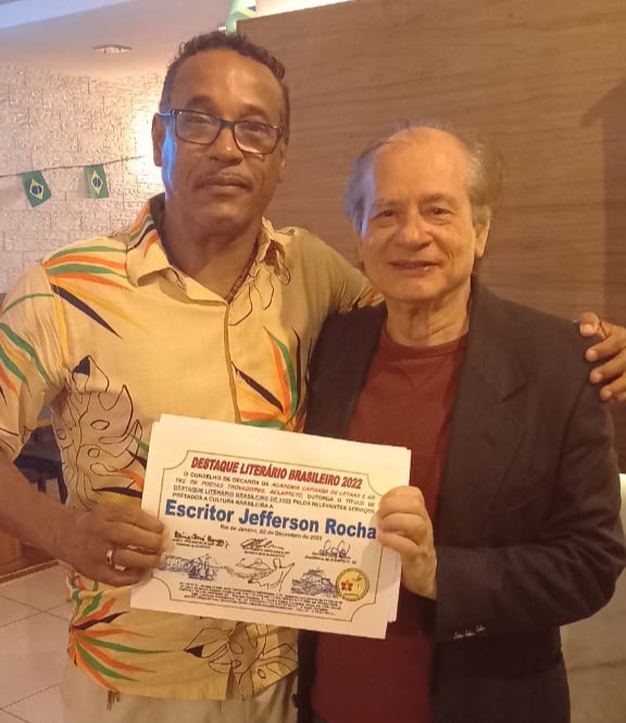 Servidor e coordenador da TV Degase, Jefferson Rocha, recebendo o título Destaque Literário Brasileiro 2022 