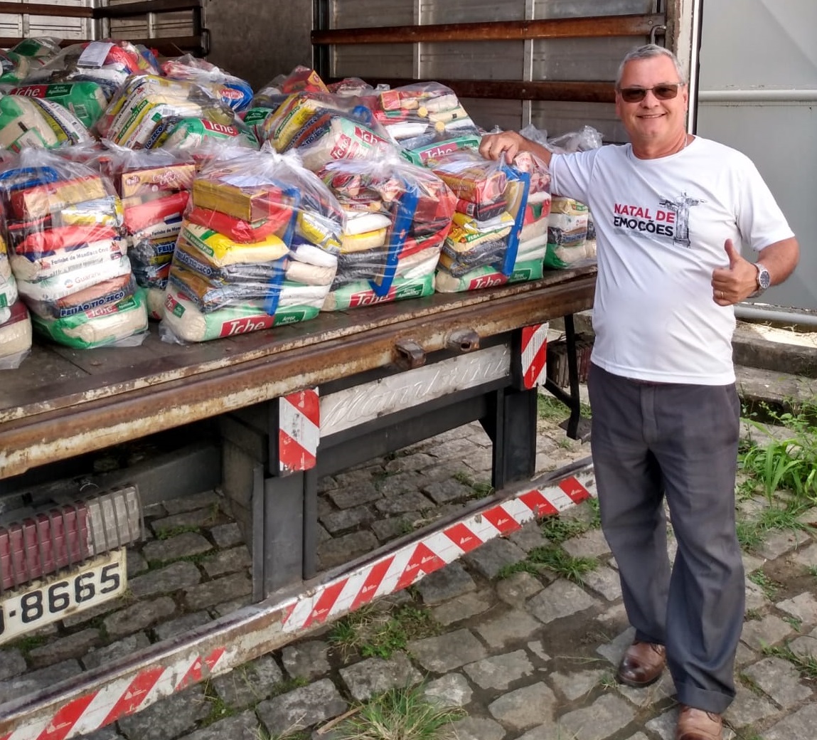 Degase entrega cestas de alimentos arrecadados em campanha de Natal